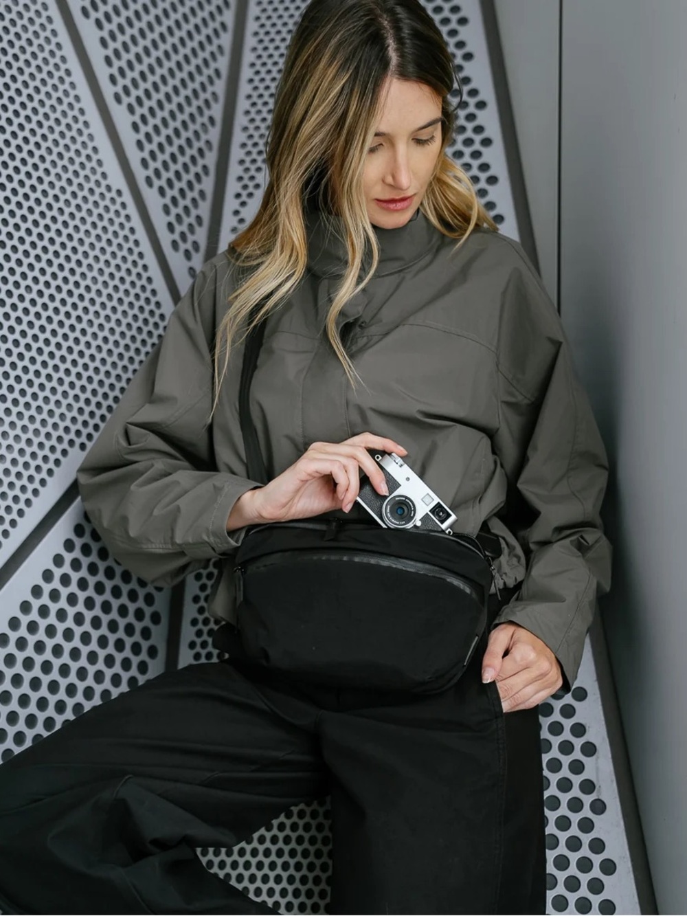 NWT ALPAKA Flight Sling Pro 2.5L Black Axoflux 400D Ripstop EDC Crossbody - Picture 2 of 8